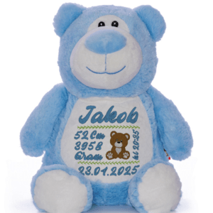 Blå bamse med navn og dato brodert på magen.