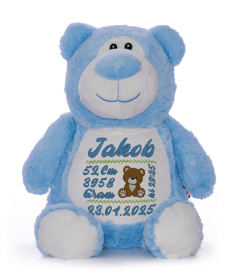 Blå bamse med navn og dato brodert på magen.