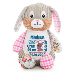 Kanin bamse med navn og dato brodert på magen.