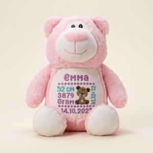 Rosa bamse med navn og dato brodert på magen.