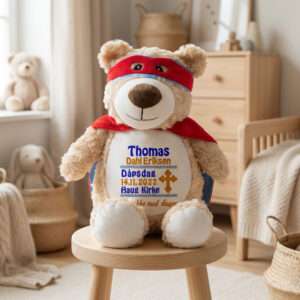 Bamse med navn og dato brodert på magen sitter på en krakk i et barnerom.