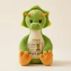 Dinosaurus bamse med navn og dato brodert på magen.