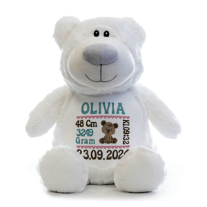 Hvit bamse med navn og dato brodert på magen.