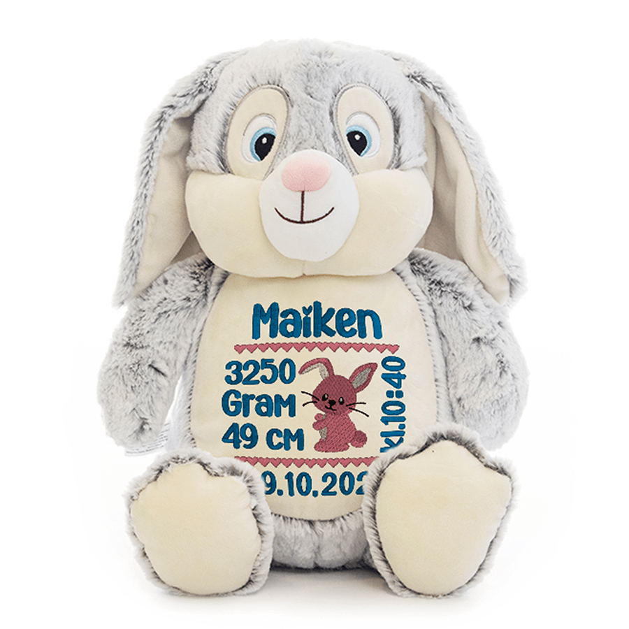 Kanin bamse med navn og dato brodert på magen.
