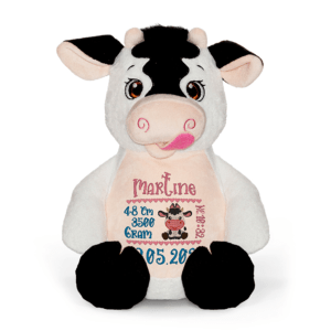 Ku bamse med navn og dato brodert på magen.