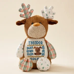 Reinsdyr bamse med navn og dato brodert på magen.
