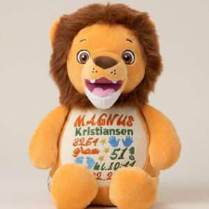 Løve bamse med brodert navn og dato på magen.