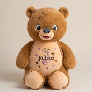 Brun bamse med navn brodert på magen.