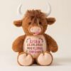 Highland cow bamse med navn og dato brodert på magen.