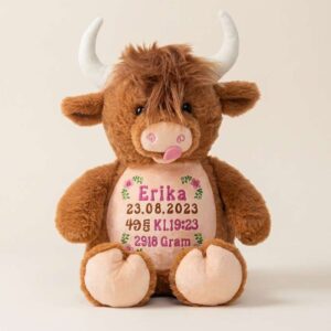 Highland cow bamse med navn og dato brodert på magen.