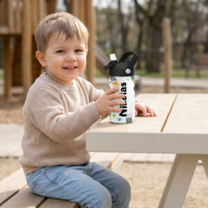 Gutt med en drikkeflaske med navn og monster truck motiv.