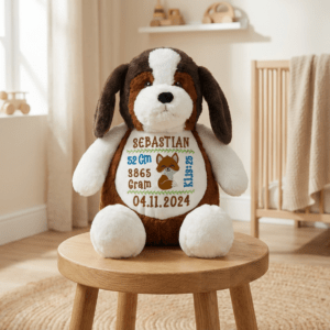 Hund bamse med navn og dato sitter på krakk i barnerom.