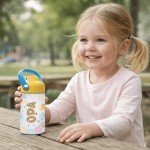 Jente som sitter på benk med drikkeflaske til barn med sjiraff motiv.