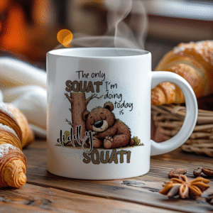 Kopp med morsom tekst og en søt bjørn som slapper av.