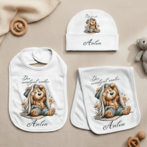 Et personlig babysett med navn som inneholder smekke gulpeklut og lue med navn.