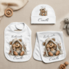 Babysett med navn , lue ,smekke og gulpeklut med søt bamse.