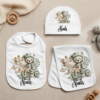Babysett med navn og et søtt design av en bamse på sykkel ved et veiskilt.