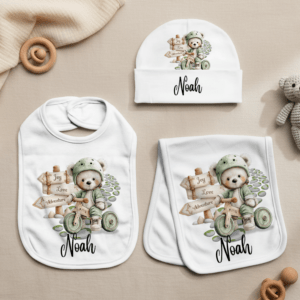 Babysett med navn og et søtt design av en bamse på sykkel ved et veiskilt.